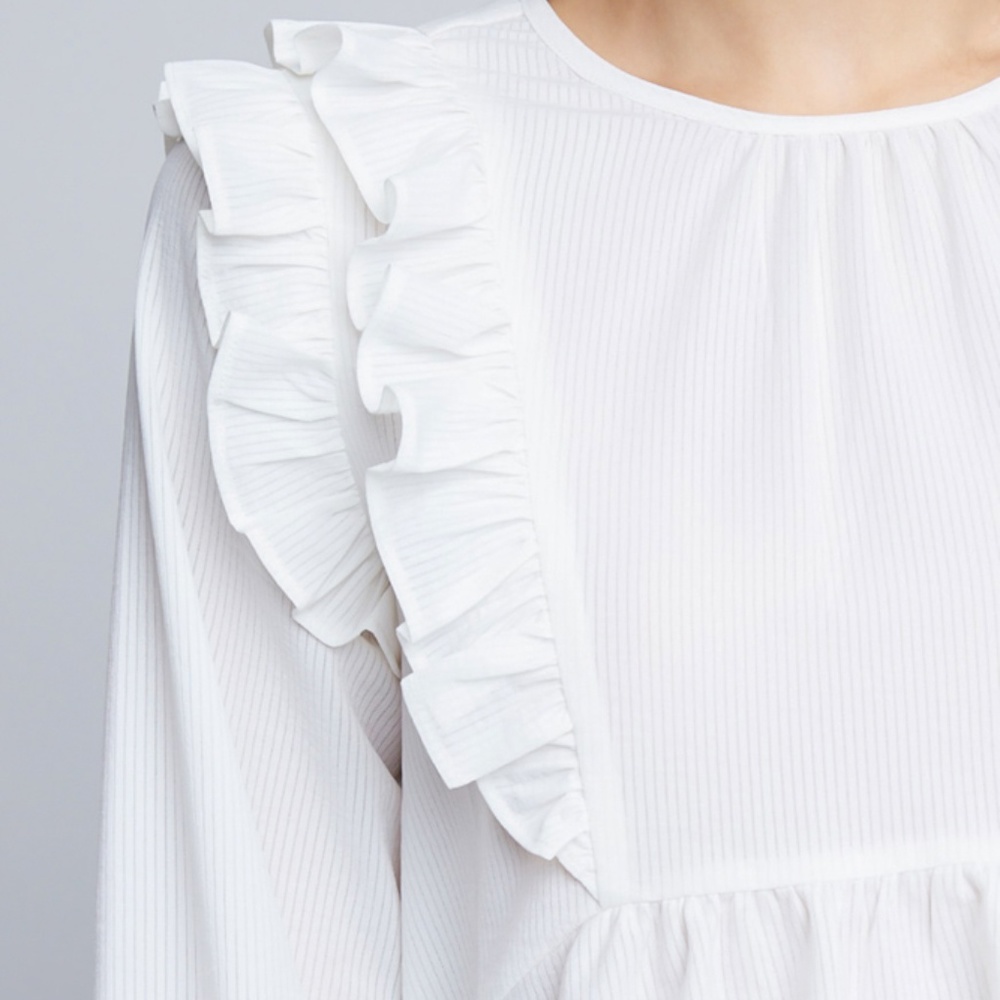 💕Host Pick💕ruffle creme blouse